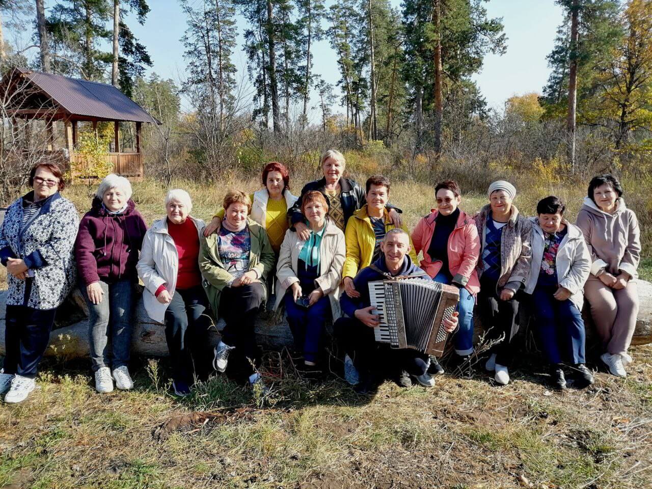 Выездная экскурсия в Бузулукский бор участниц ЛО «Добрые встречи».  04.10.2023 г. - ДК Юбилейный